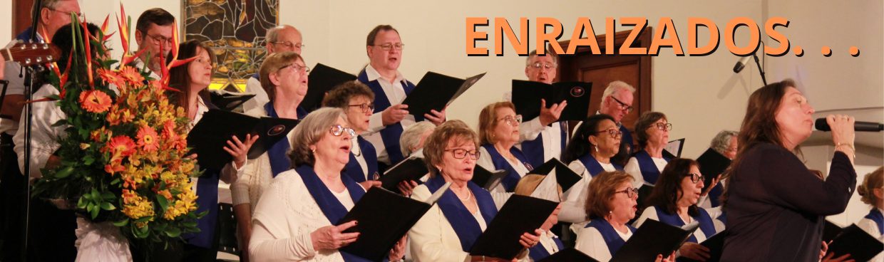 Coro da Comunidade Cristo cantando com o "ENRAIZADOS".